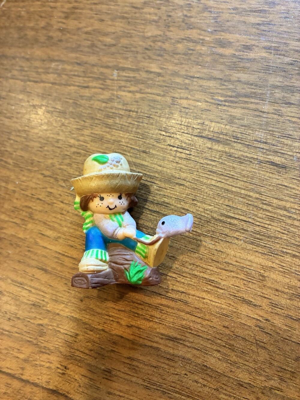 Vintage 1982 Strawberry Shortcake Huckleberry Pie Catching Fish Miniature PVC‎